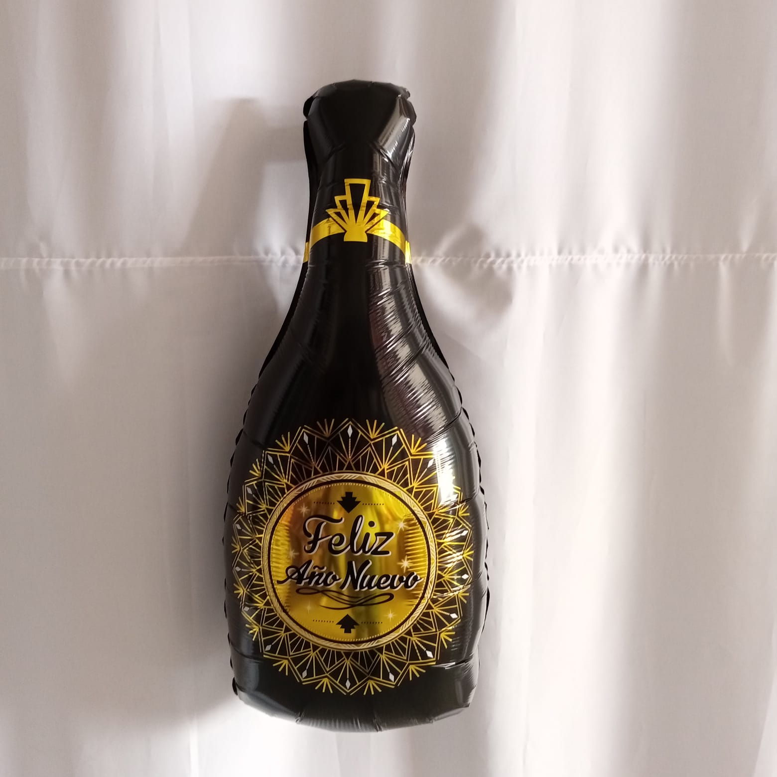 botella negra feliz año nuevo